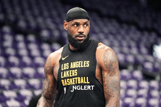 唯二!詹姆斯和马龙成为NBA历史上唯二在40岁拿下三双的球员