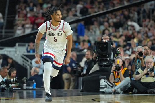 马刺新秀卡斯尔获得2025年NBA全明星新秀赛MVP