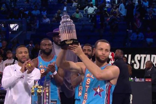 库里荣获2025全明星MVP，生涯第二次捧起AMVP奖杯