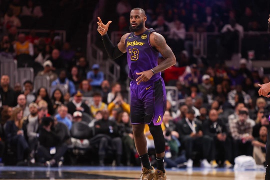 詹姆斯成NBA历史唯一三队得分榜前十球员