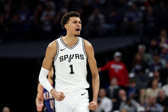 2024-25年NBA赛季，文班亚马和戴维斯均已经失去评奖资格