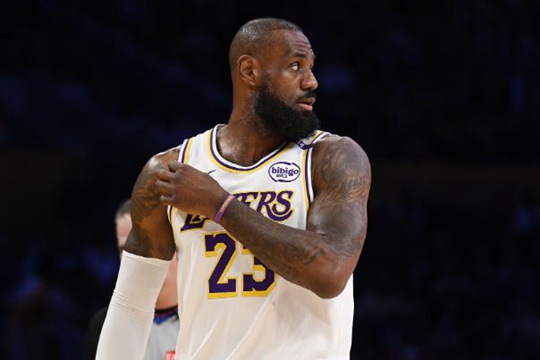 詹姆斯迎来千胜里程碑，成为NBA历史第四人
