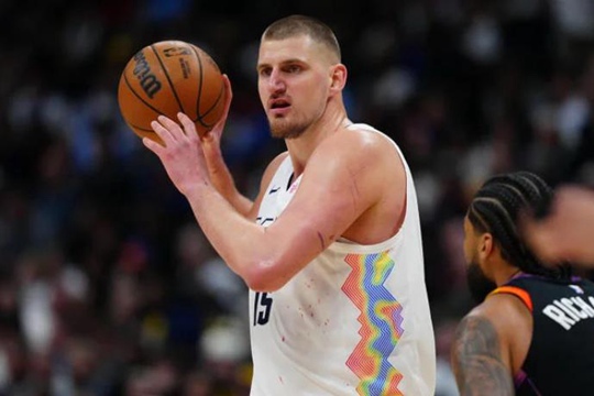 约基奇成为NBA首位单场30+20+20球员