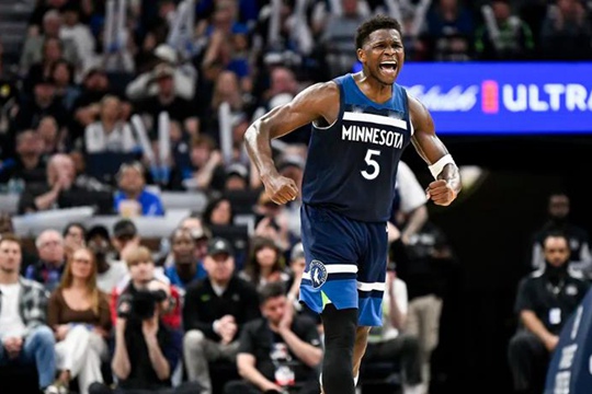 爱德华兹本赛季共命中320记三分球，成NBA历史最年轻三分王